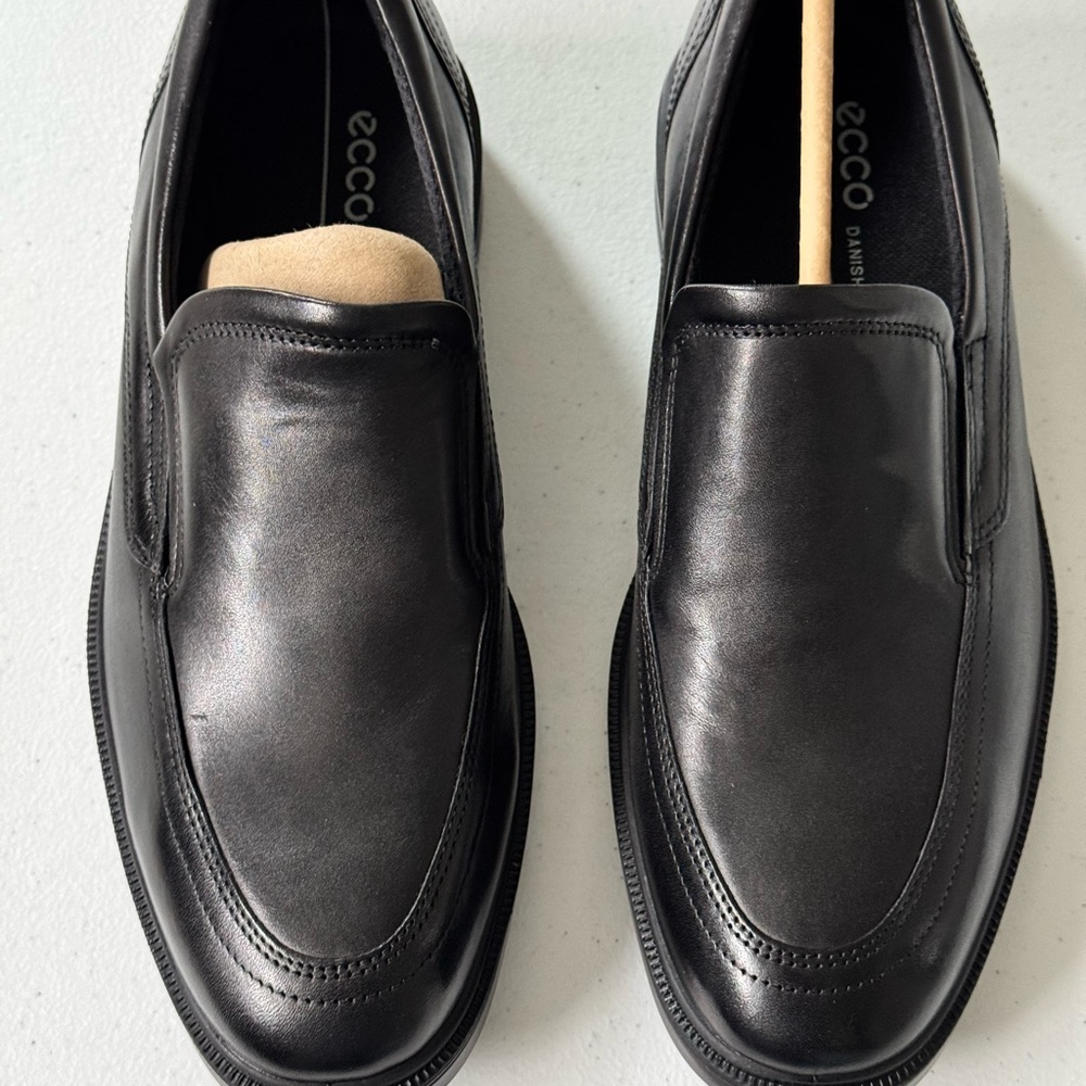 Ecco Black Leather Slip-On Loafers Timeless Design